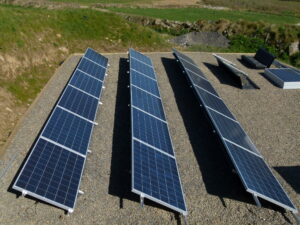 Solar module mounting system for flat surfaces